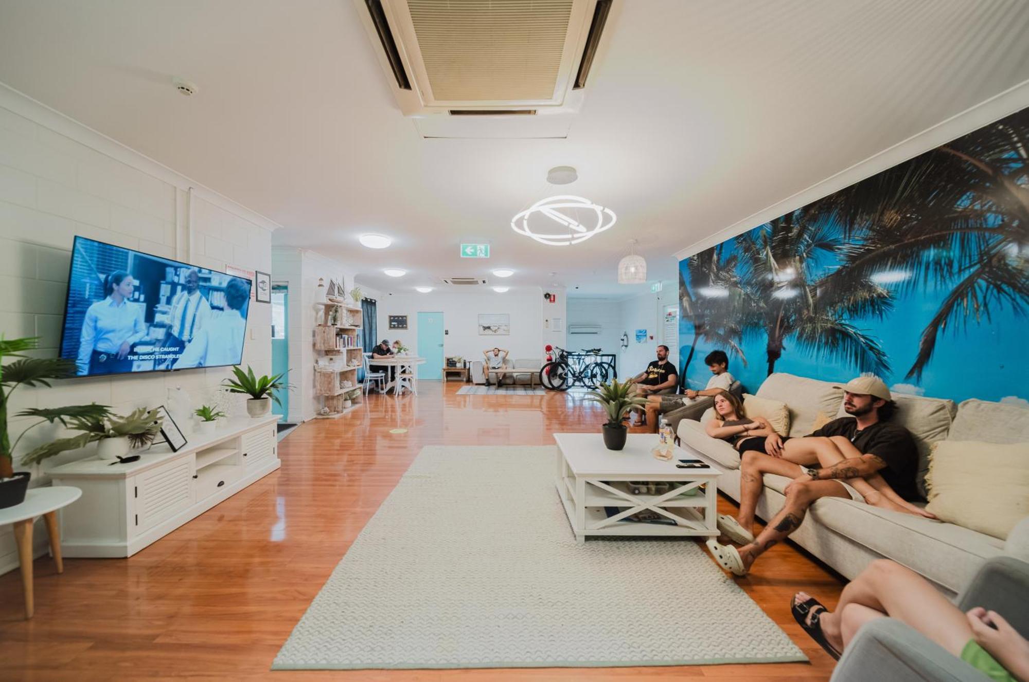 Seaside Lodge Hostel Townsville- Right Next To Coles, 2 Mins Walk To Strand & Cbd Exterior photo